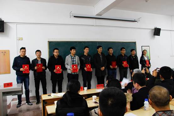 文院长为助理导师颁发证书