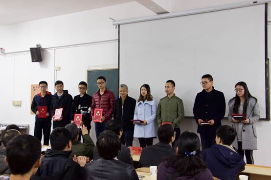 邓院长为助理导师颁发证书